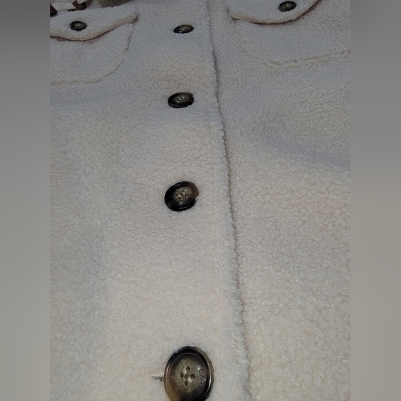 UGG Cream Puffer Jacket with Classic Design - Picture 5 of 12